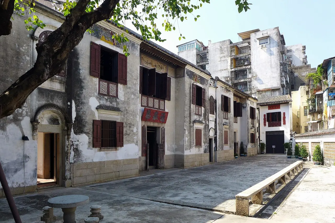 ด้านนอกบ้านแมนดาริน (Mandarin's House) ภาพถ่ายปี 2566 เป็นภาพบรรยากาศ
