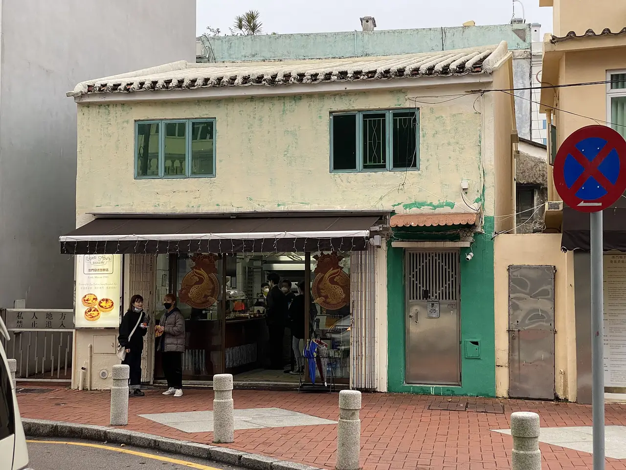 ถนนในโคโลอานที่มีร้านเบเกอรี Lord Stow's ภาพปี 2566 เป็นภาพบรรยากาศ ไม่ยืนยันเวลาเปิดหรือคิวในวันนี้