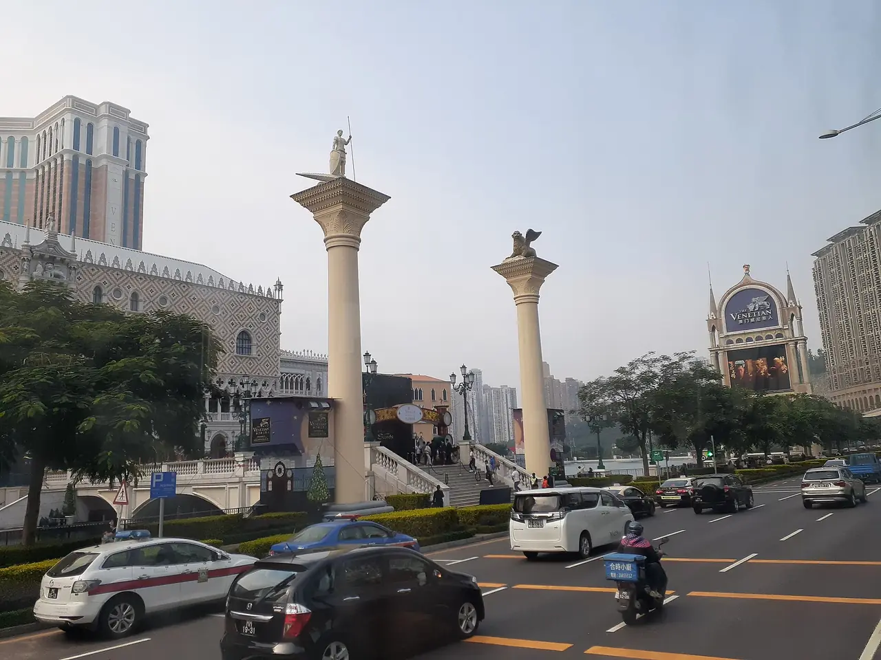อาคาร The Venetian Macao ที่โคตาย ภาพรถรับส่งโรงแรมปี 2562 ใช้เป็นภาพบรรยากาศของอาคาร ไม่ใช่รถรับส่งปัจจุบัน