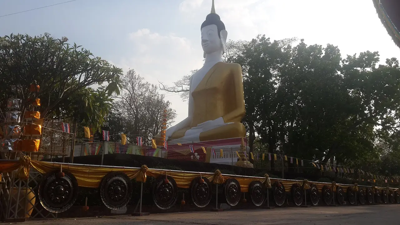 พระพุทธรูปองค์ใหญ่ที่วัดกู่สุนทราราม อำเภอวาปีปทุม ตามหมวดภาพบน Commons ซึ่งจัดเป็นโบราณสถาน