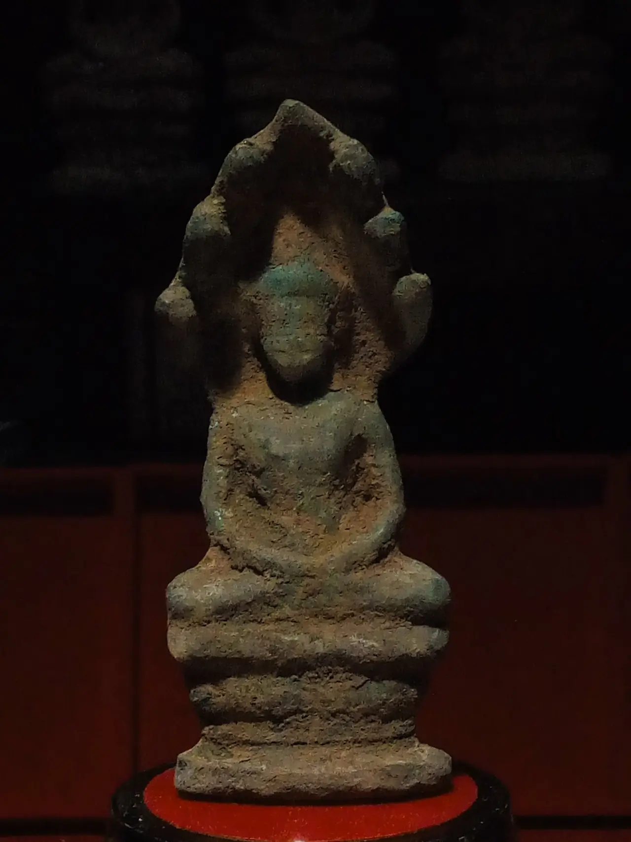 พระนาคปรก กรุนาดูน ตามชื่อไฟล์บน Wikimedia Commons ซึ่งอธิบายว่าเป็นพระพิมพ์จากกรุที่นาดูน