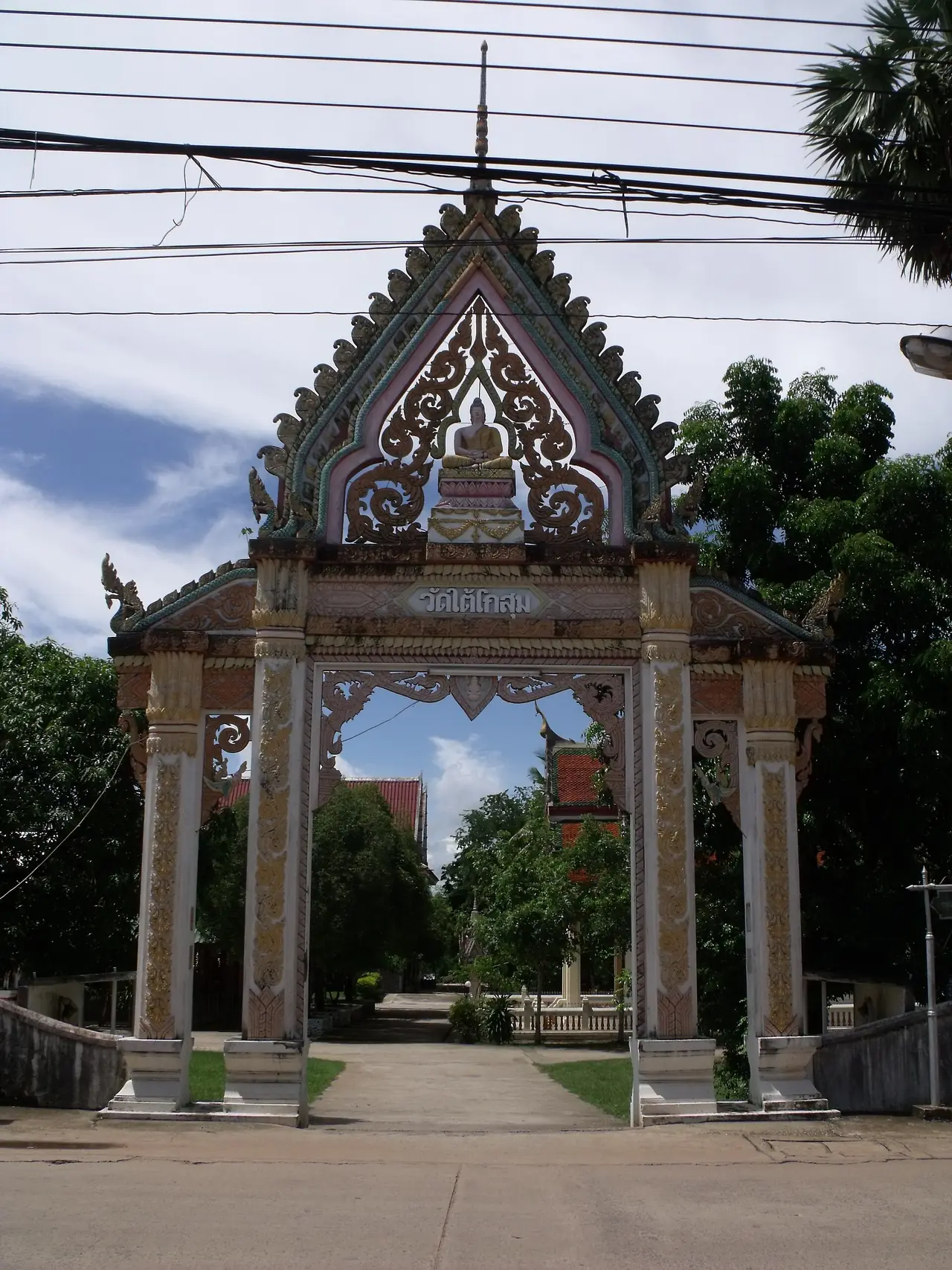 ซุ้มประตูทางเข้าวัดใต้โกสุม อำเภอโกสุมพิสัย ภาพของ Natachai ch จาก Wikimedia Commons ใบอนุญาต CC BY-SA 3.0 ถ่ายเมื่อ 25 ก.ค. 2554 เป็นภาพเก่า