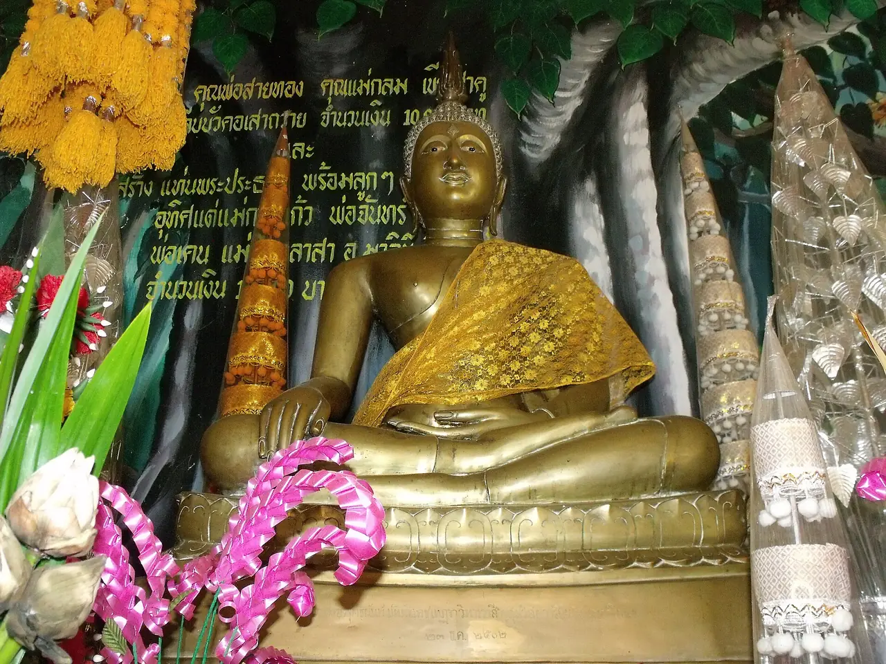 พระประธานในวัดใต้โกสุม ตามคำอธิบายบน Commons ภาพของ Natachai ch จาก Wikimedia Commons ใบอนุญาต CC BY-SA 3.0 ถ่ายเมื่อ 16 ก.ย. 2554 เป็นภาพเก่า
