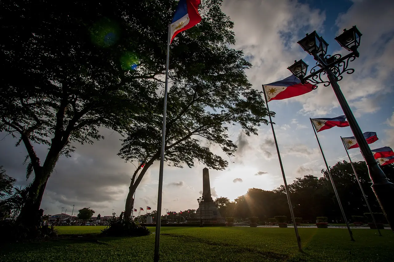 อนุสาวรีย์รีซัลและสนามหญ้าใน Rizal Park ใจกลางมะนิลา
