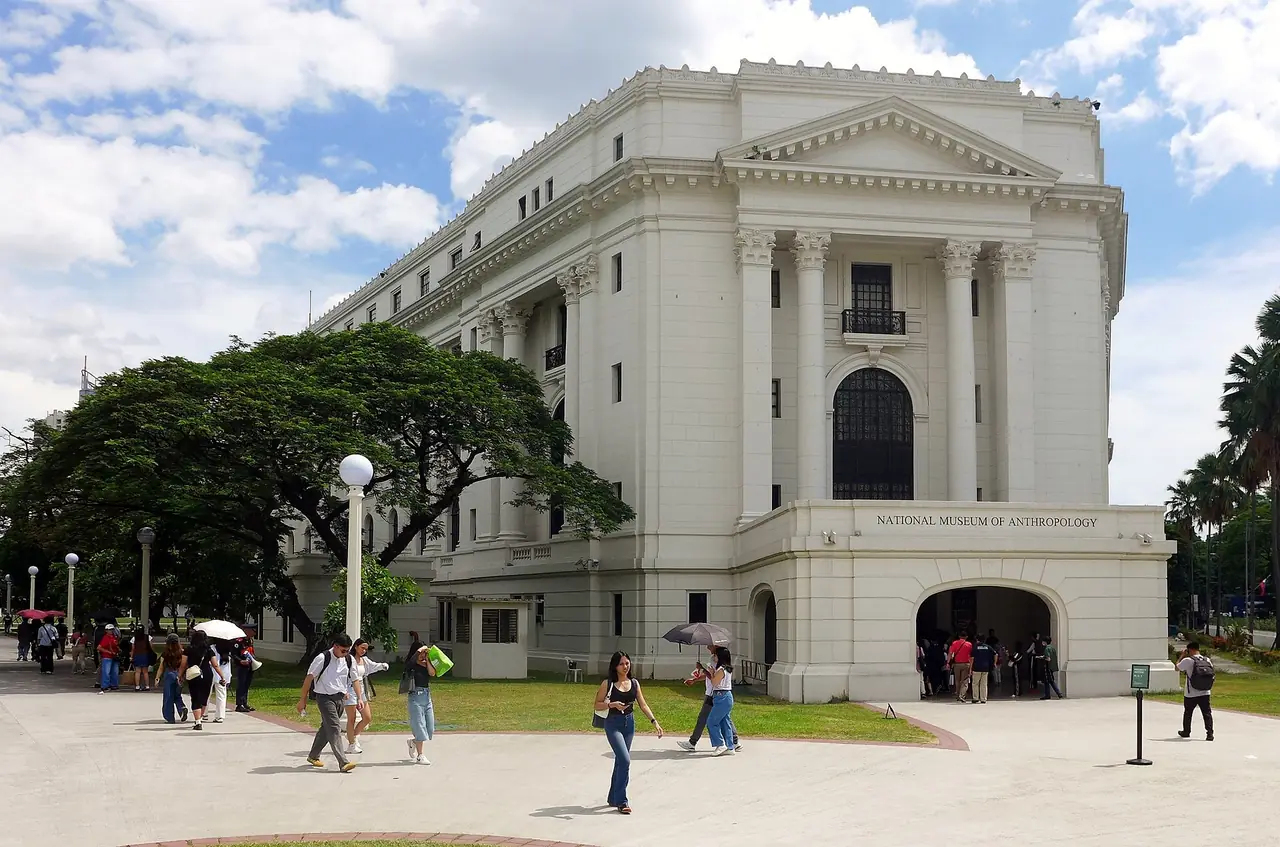 ด้านหน้าอาคาร National Museum of Anthropology ในกลุ่มพิพิธภัณฑ์ที่ Rizal Park