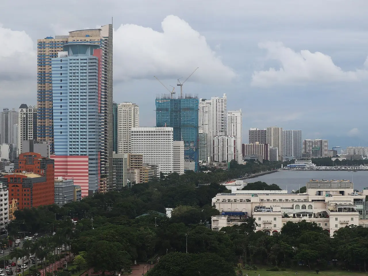 ถนน Roxas Boulevard ย่านเออร์มิตาและมาลาเต ริมอ่าวมะนิลา (ภาพบรรยากาศ)