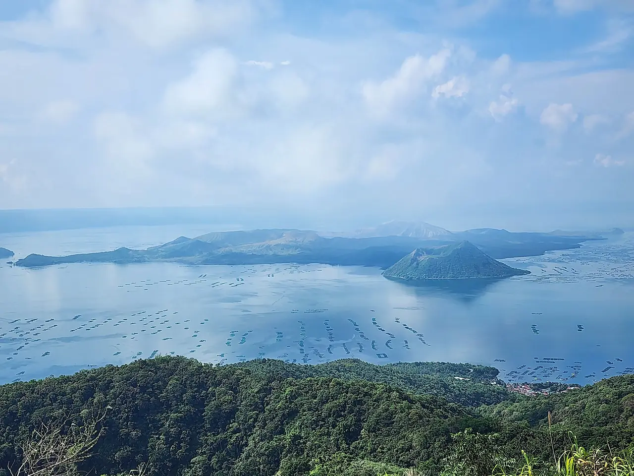 ภาพประกอบ ฟิลิปปินส์: Tagaytay ดูภูเขาไฟตาอัลจากมะนิลา ขึ้นเกาะไม่ได้ 2569
