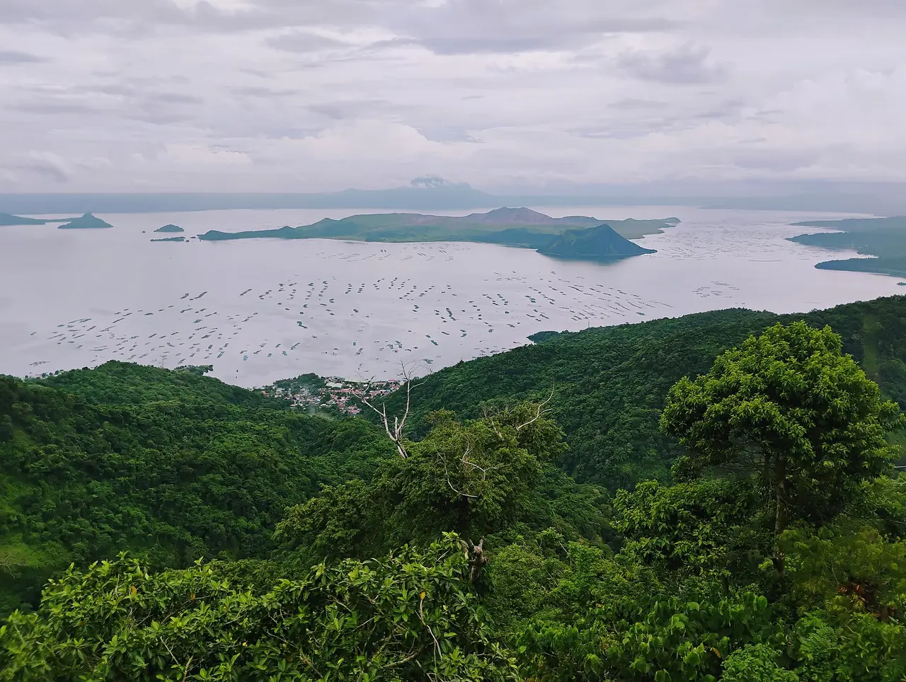 ทะเลสาบ Taal และภูเขาไฟมองจาก Tagaytay (ภาพบรรยากาศ)