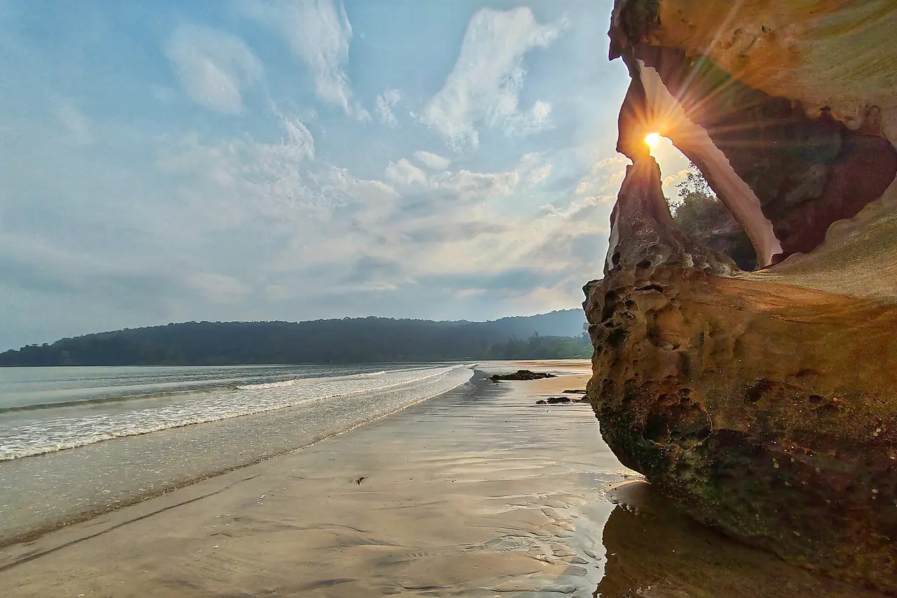 ชายหาดและหินรูปทรงแปลกที่อุทยานบาโก ภาพของ Borneo mobilegrapher จากคอมมอนส์
