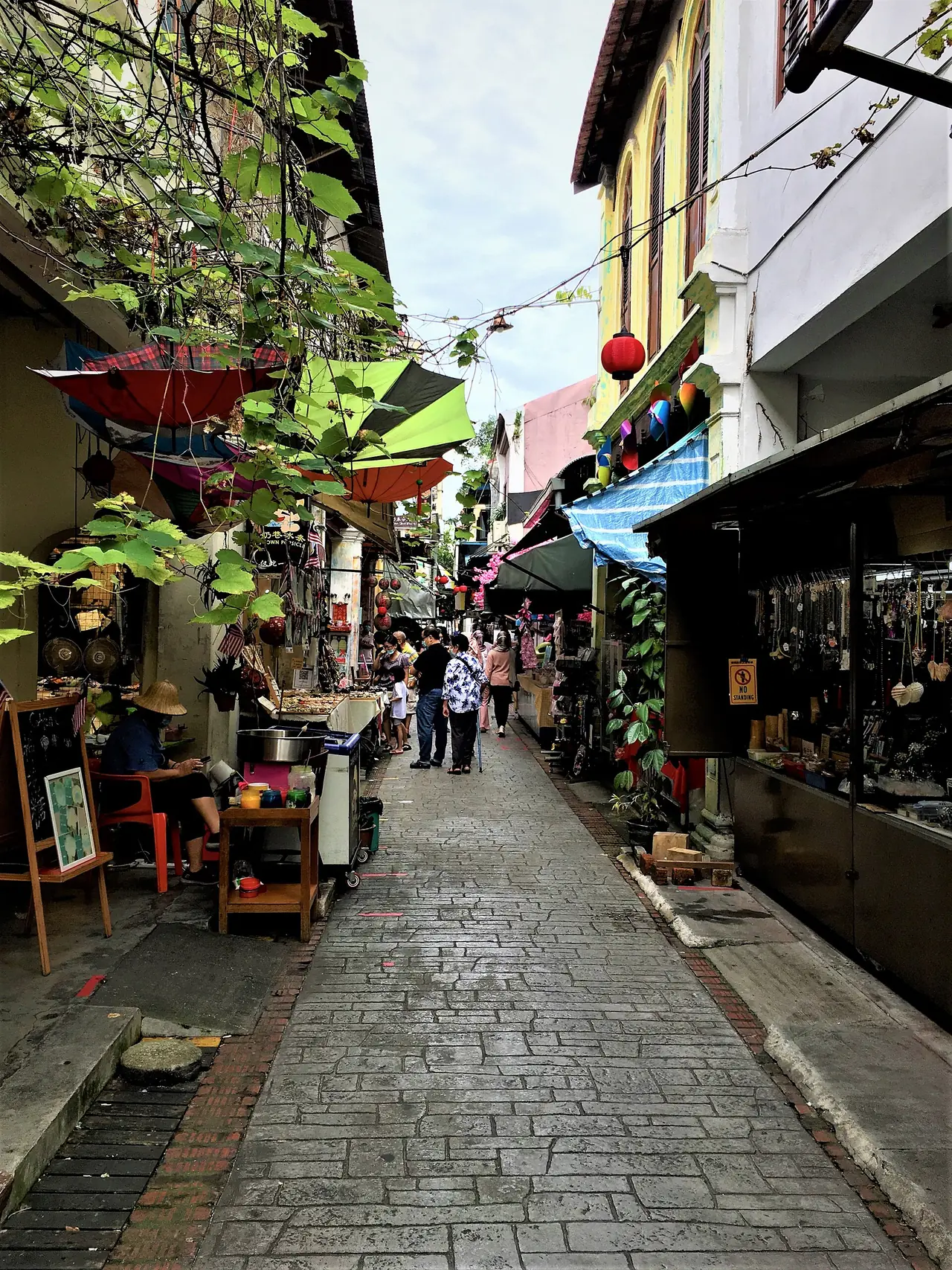 ตรอก Concubine Lane ในเมืองเก่าอิโปห์ ภาพจากคอมมอนส์ สะท้อนความแคบของตรอก ร้านค้าเปลี่ยนไปตามเวลา