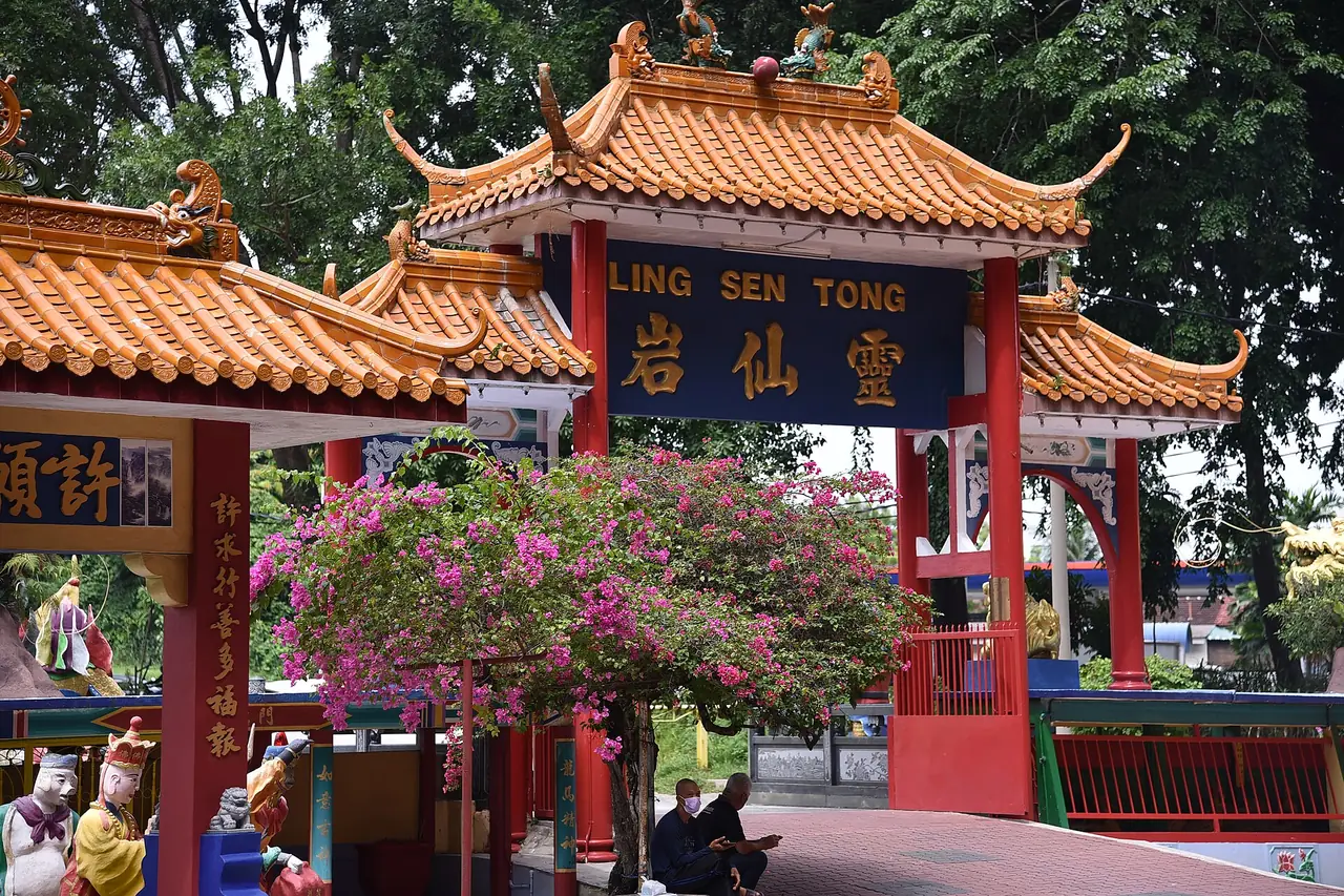 ทางเข้าสีสดของวัดถ้ำ Ling Sen Tong ในอิโปห์ ภาพจากคอมมอนส์ ซึ่งเป็นอีกวัดหนึ่งในรายการของ Wikipedia ไม่ใช่ Perak Tong