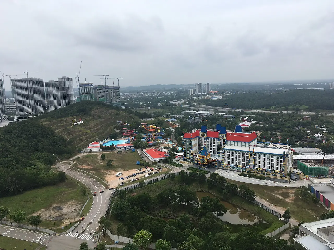 ภาพมุมกว้างของ LEGOLAND Malaysia Resort ถ่ายเดือนมีนาคม 2561 จากคอมมอนส์ ใช้ดูขนาดพื้นที่ สิ่งก่อสร้างอาจเปลี่ยนไปแล้ว