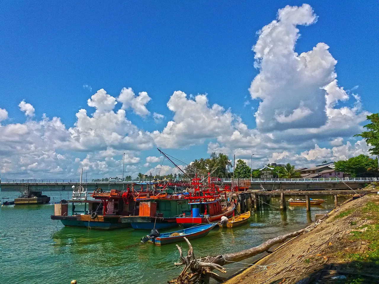 ท่าเรือที่ Kampung Kuala Besut จุดออกเรือไปเกาะเปอร์เฮนเตียน ตามคำอธิบายภาพบน Wikimedia Commons (ภาพบรรยากาศท่า ไม่ใช่ตารางหรือราคา)