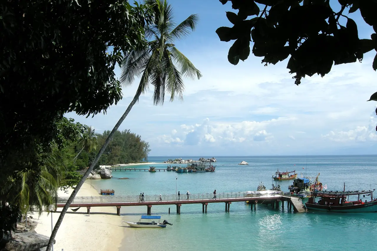 ชายหาดฝั่งตะวันตกของเกาะเปอร์เฮนเตียนใหญ่ (ภาพบรรยากาศ ไม่ใช่ท่าเรือหรือรีสอร์ต)