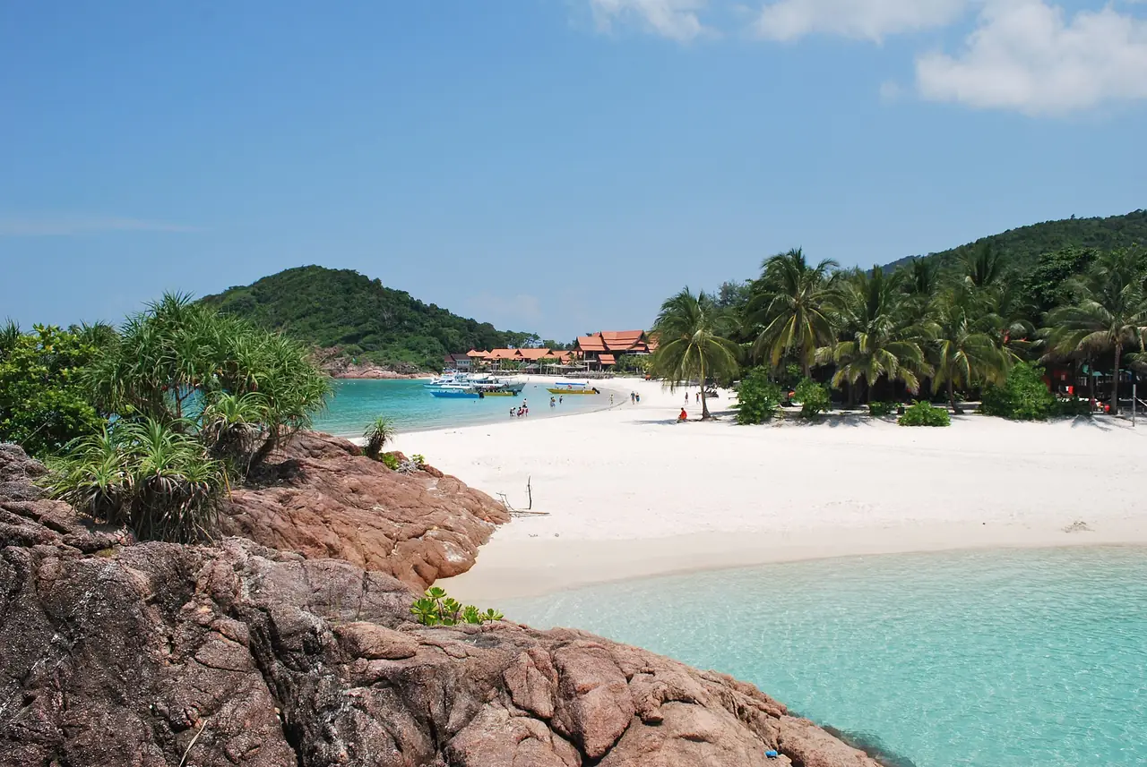 หาดปาซีร์ปันยัง เกาะเรดัง ตามคำอธิบายภาพบน Wikimedia Commons (ภาพบรรยากาศ ไม่ใช่ราคาหรือบริการ)