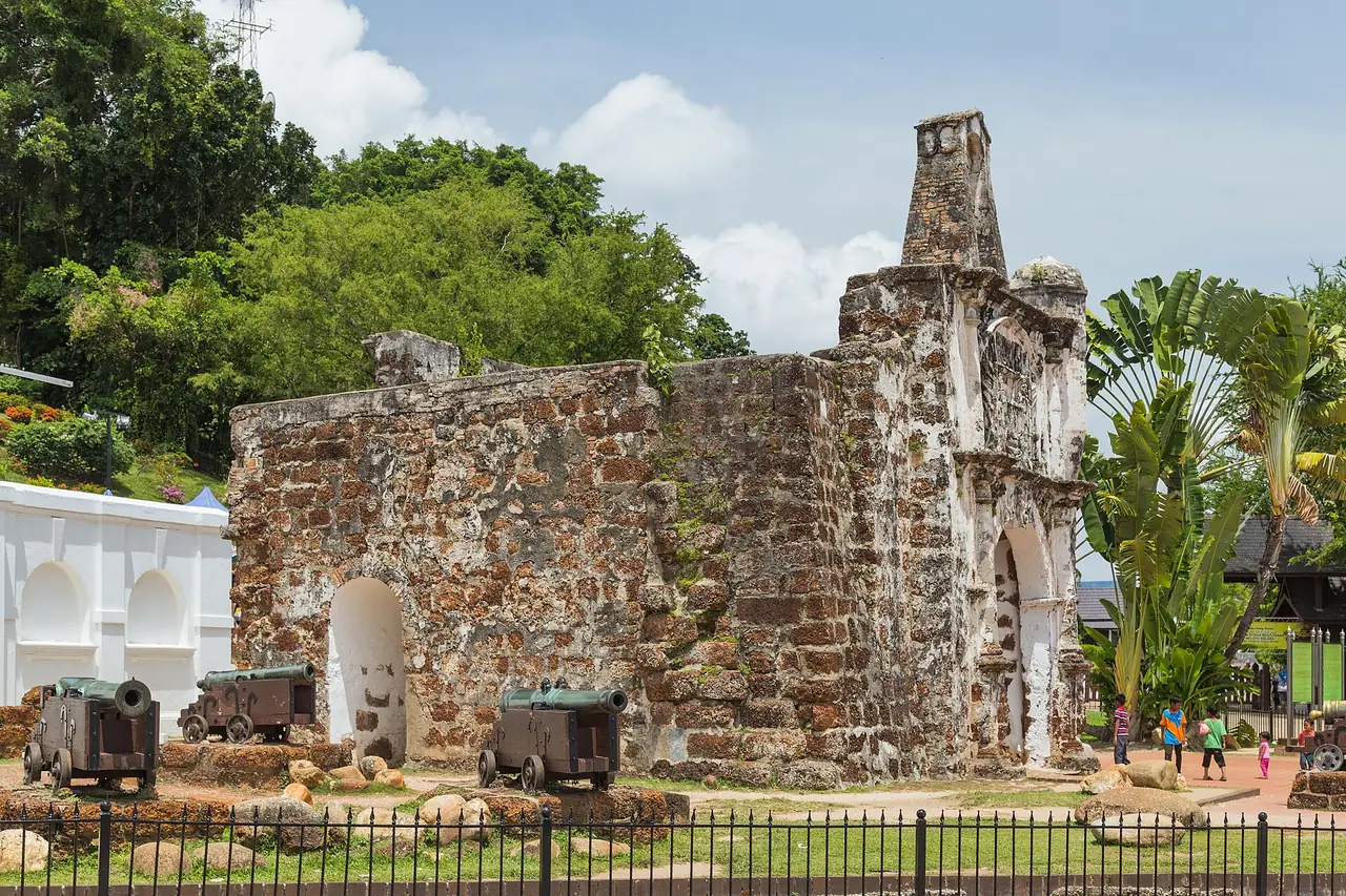 ซากประตูป้อม A Famosa (Porta de Santiago) ที่เหลืออยู่ในปัจจุบัน