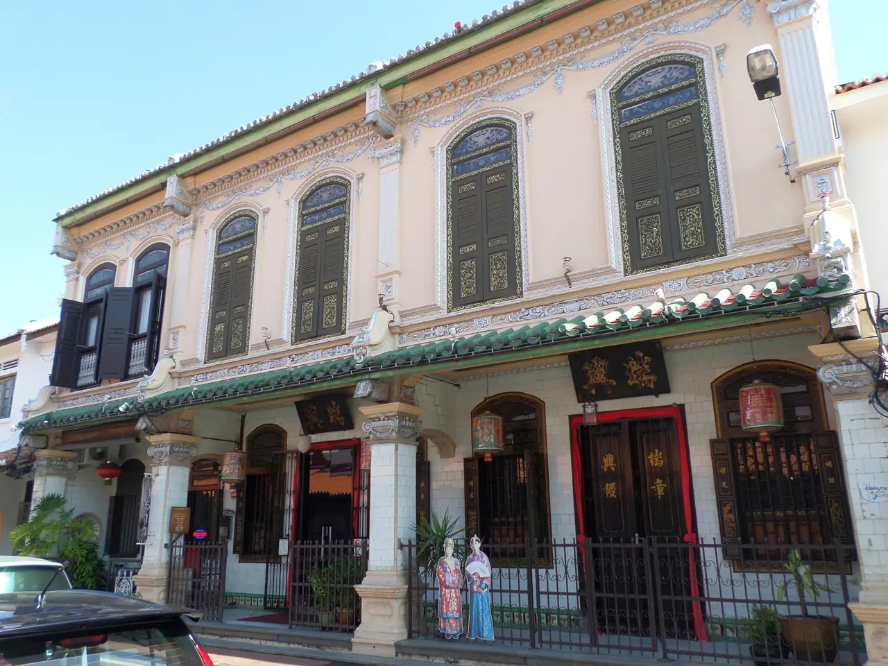 หน้าอาคารพิพิธภัณฑ์มรดกบาบ๋า-นอนย่า ที่ถนน Jalan Tun Tan Cheng Lock
