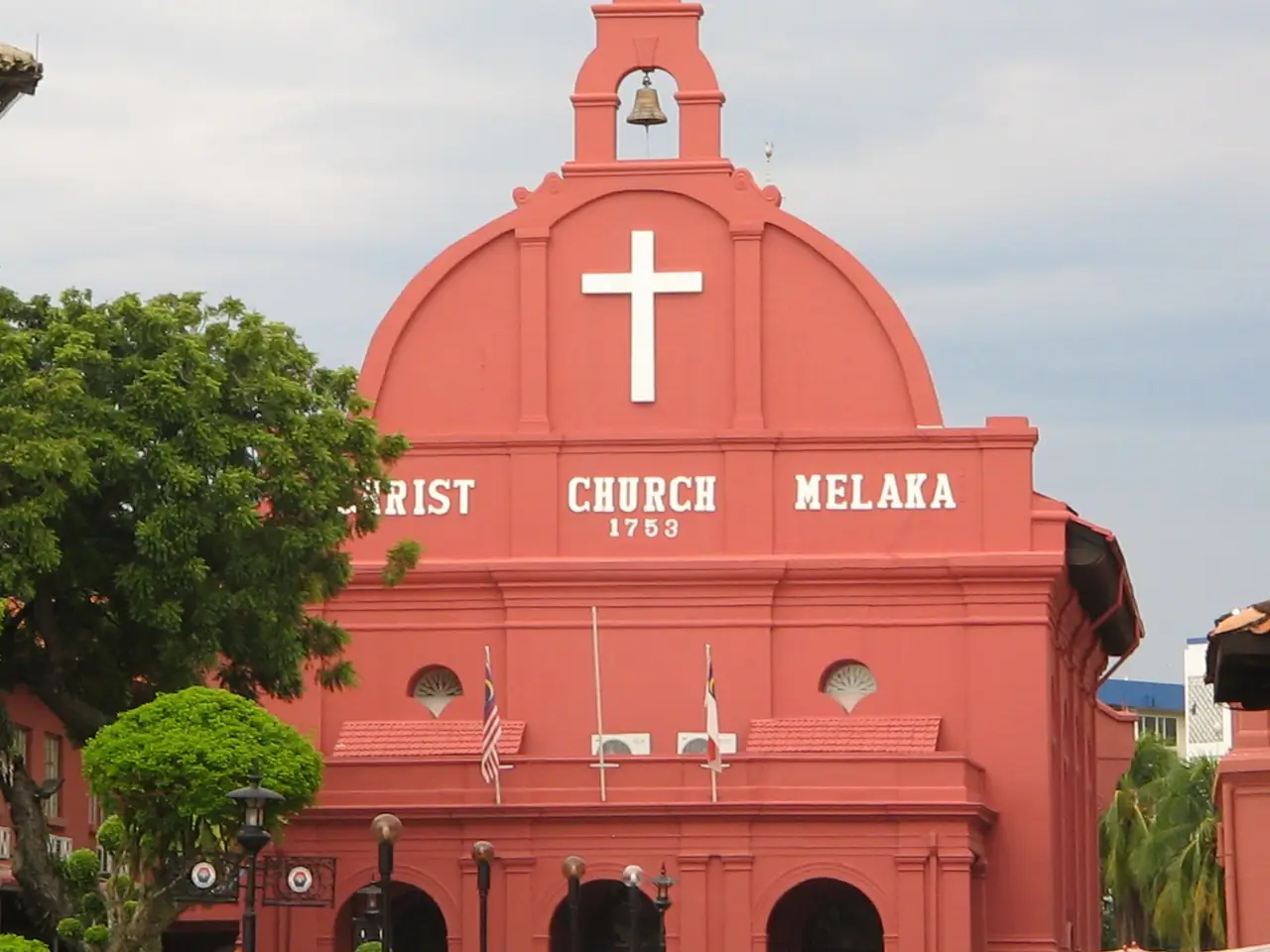โบสถ์ Christ Church สีแดงที่จัตุรัสดัตช์ ป้ายหน้าโบสถ์ระบุปี 1753