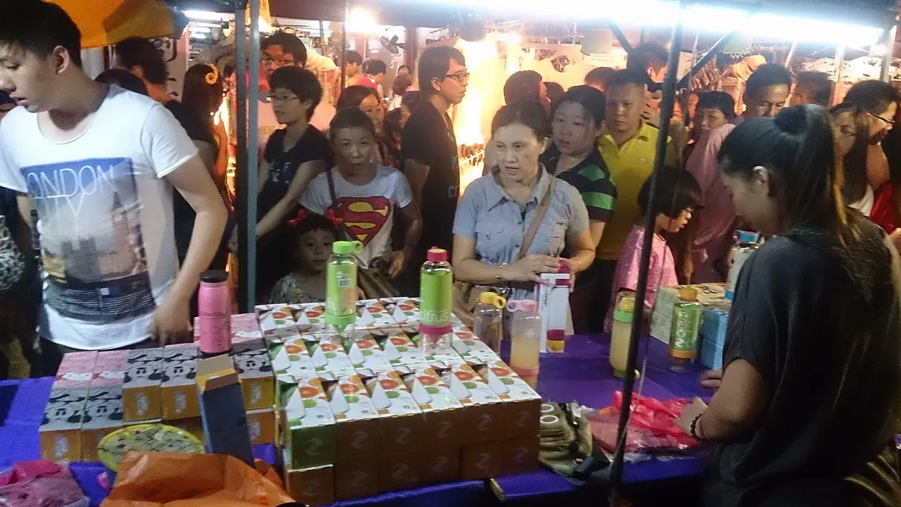 แผงขายของและฝูงคนในตลาดกลางคืนถนนจองเกอร์ ภาพถ่ายตอนกลางคืน