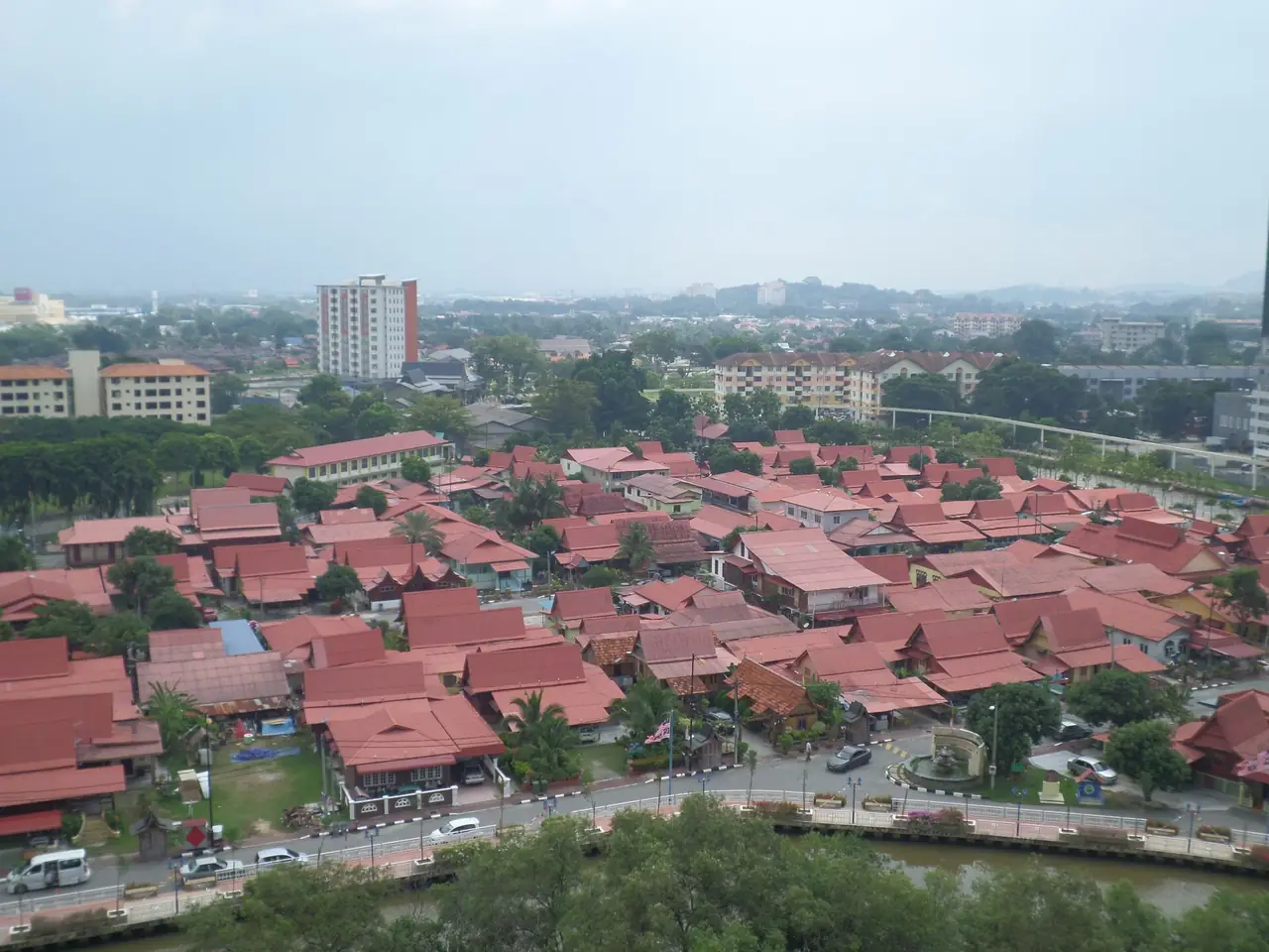 หมู่บ้านกัมปงมอร์เทน (Morten Village) มองจากด้านบน เห็นหลังคากระเบื้องแดง