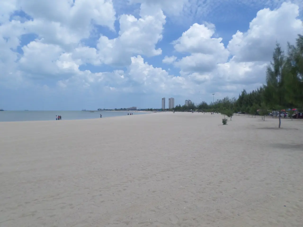 ชายหาดกลีบัง (Klebang) ตามชื่อภาพบน Commons ภาพชายหาดและแนวต้นไม้
