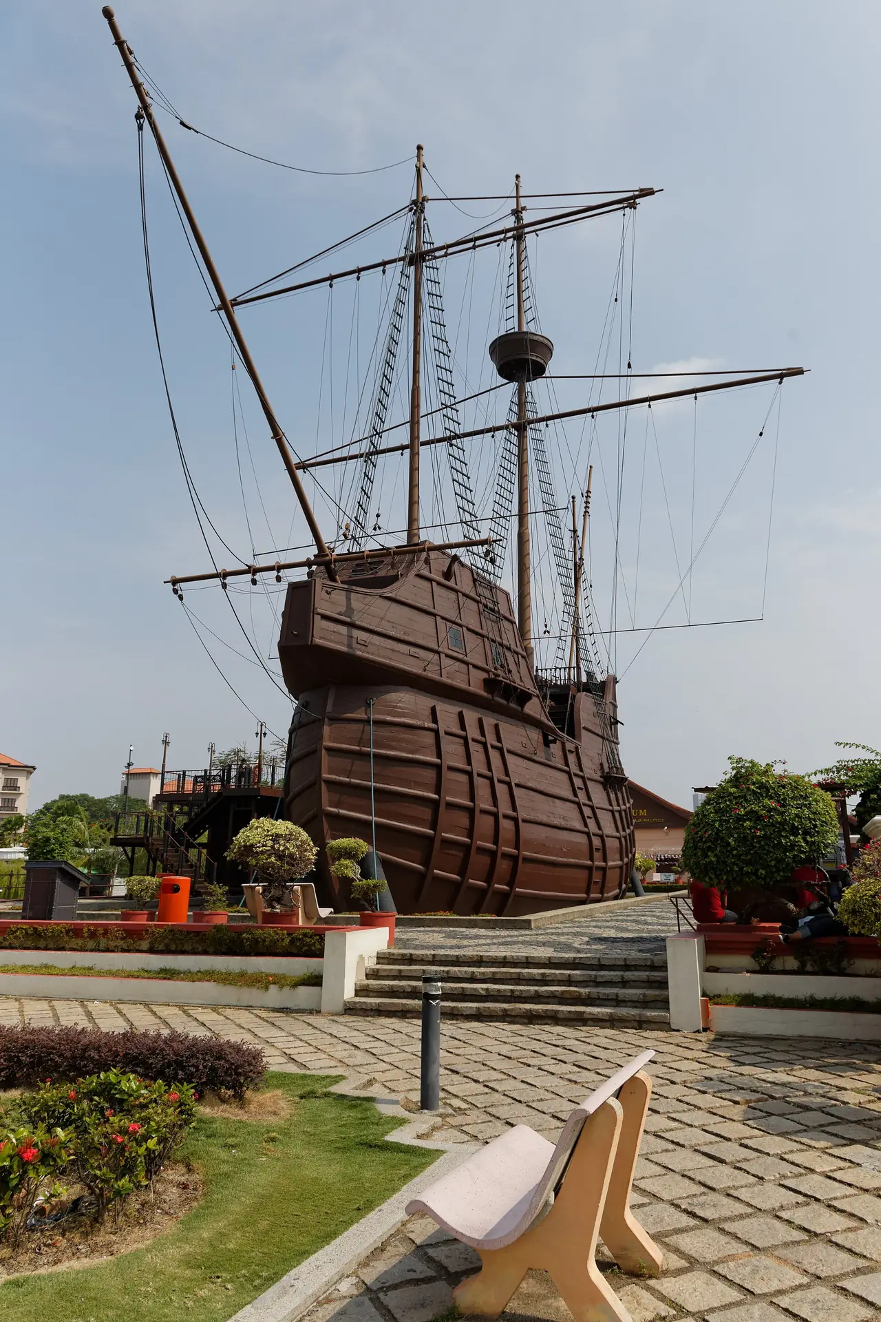 เรือจำลอง Flor de la Mar ที่พิพิธภัณฑ์ทะเลมะละกา (ตามชื่อภาพบน Commons)