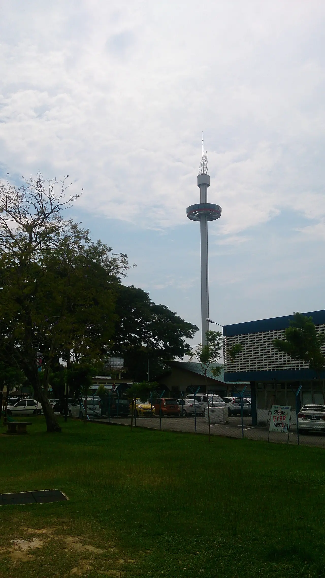 หอคอยหมุน Menara Taming Sari มองจากพื้นดิน
