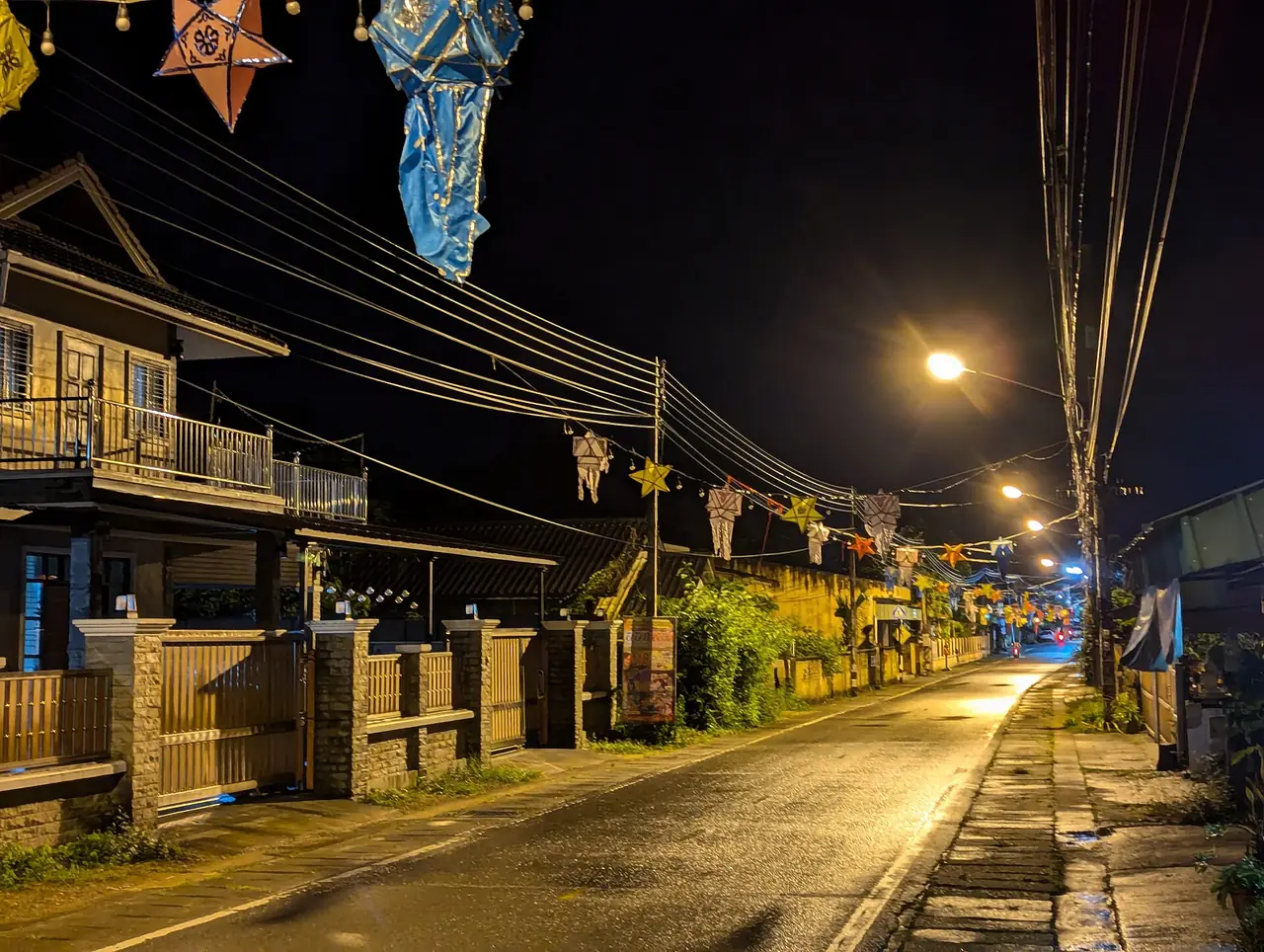 ถนนในเมืองแม่สะเรียงยามค่ำ ประดับโคมแบบล้านนา