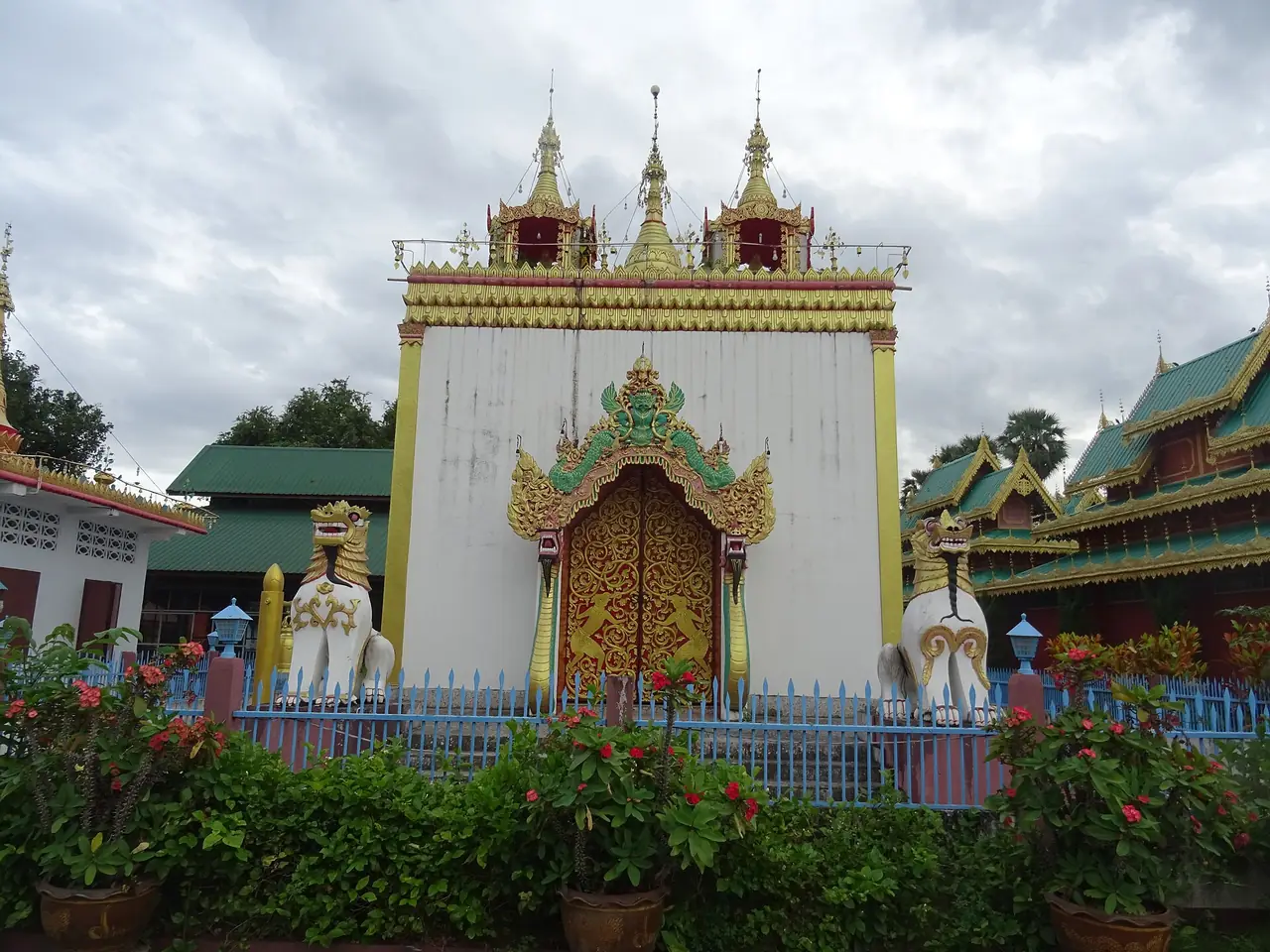 วัดจองคำ เมืองแม่ฮ่องสอน ใกล้กลางเมืองริมหนองจองคำ