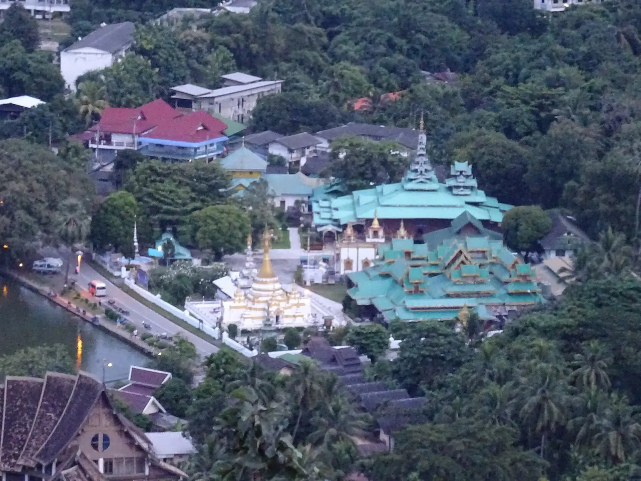 วัดจองกลางและวัดจองคำมองจากเนินวัดพระธาตุดอยกองมู หลังคาสีเขียวใกล้ถนนและหนองจองคำ ภาพถ่ายจาก Wikimedia Commons