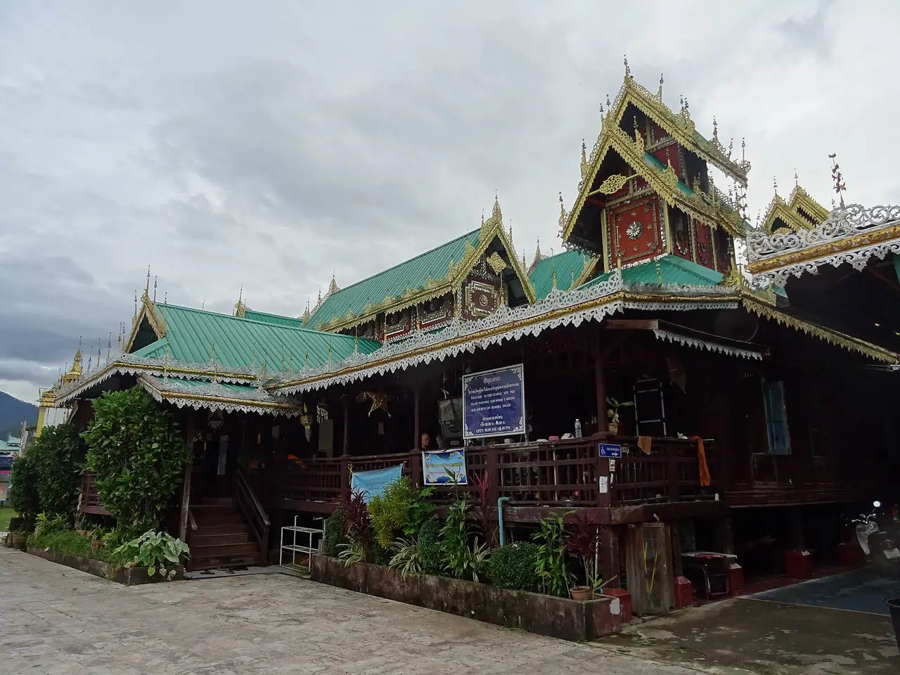 อาคารไม้หลังคาเขียวของวัดจองกลาง ที่มีป้ายและราวบันไดไม้ ภาพถ่ายจาก Wikimedia Commons