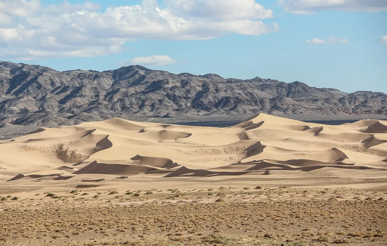 ทรายดังคงกอรินเอลส์ในทะเลทรายโกบี ภาพถ่ายจาก Wikimedia Commons