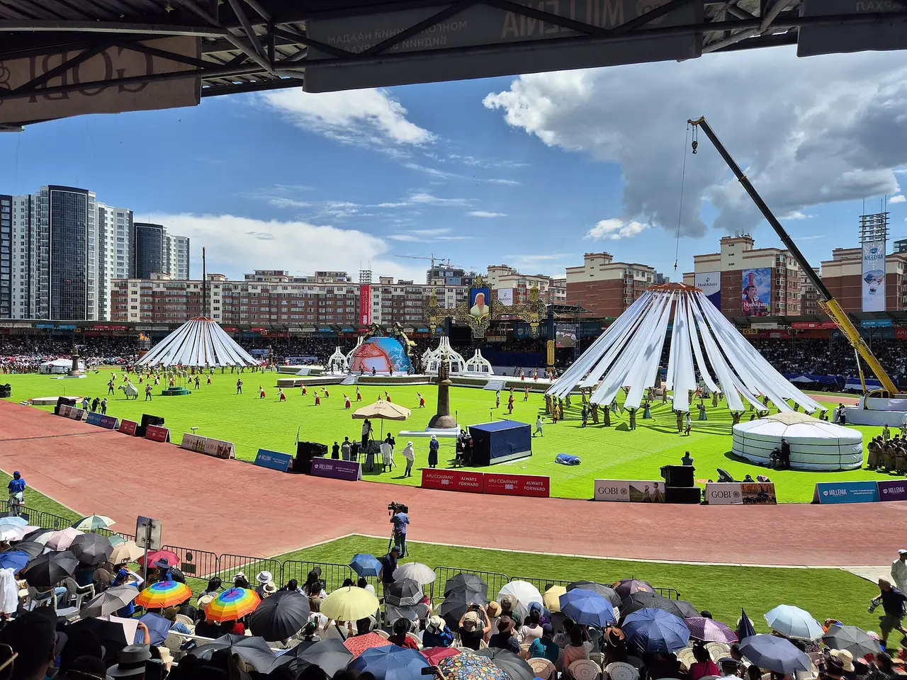 สนามกีฬาและเกอร์สีขาวที่พิธีเปิดนาดัม ปี 2567 ภาพถ่ายจาก Wikimedia Commons