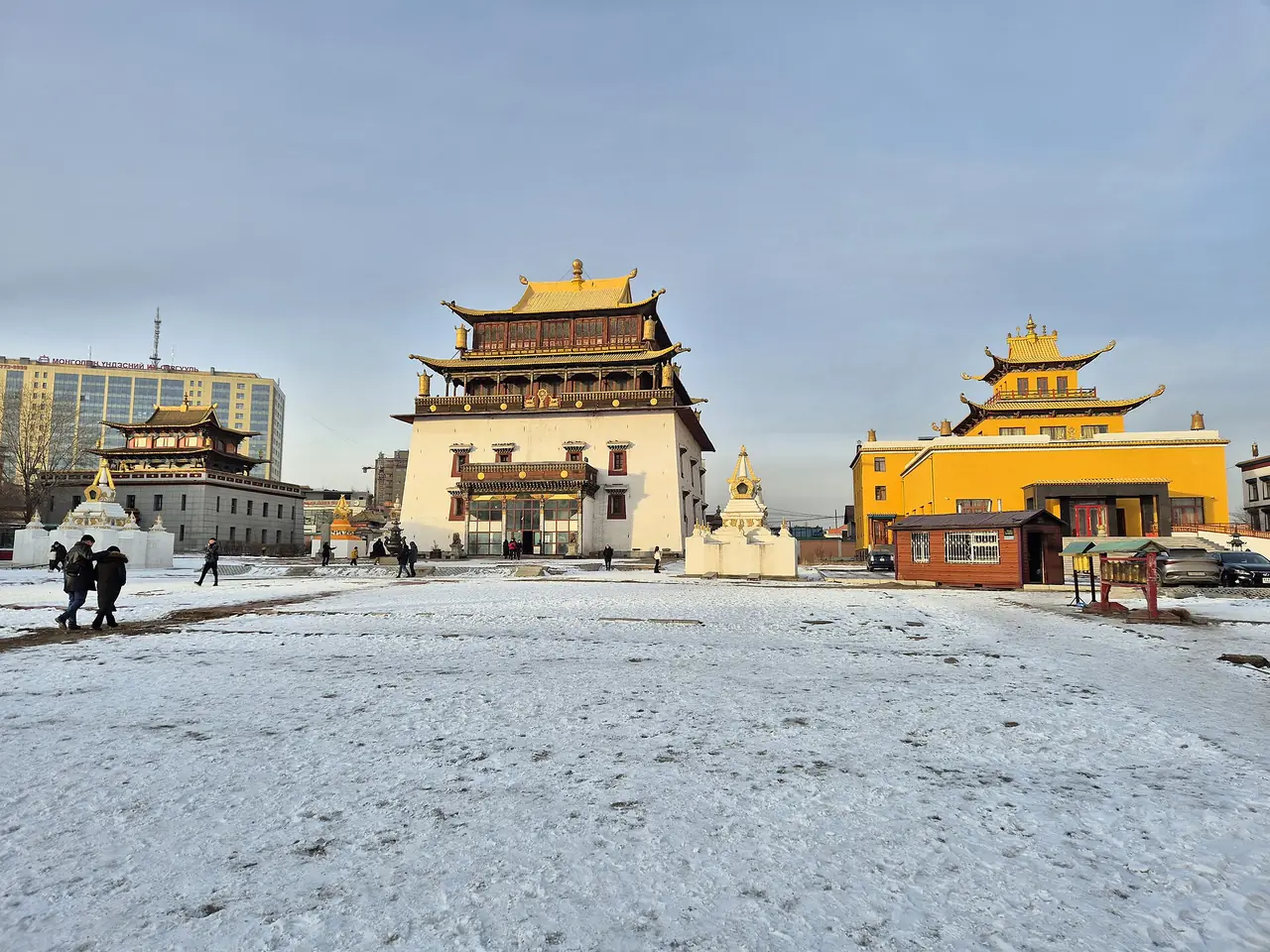 อารามกันดันเตกชินเลนในอูลานบาตอร์ ภาพถ่ายจาก Wikimedia Commons
