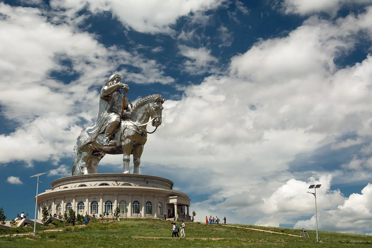 อนุสาวรีย์เจงกีสข่านบนหลังม้า ภาพถ่ายจาก Wikimedia Commons