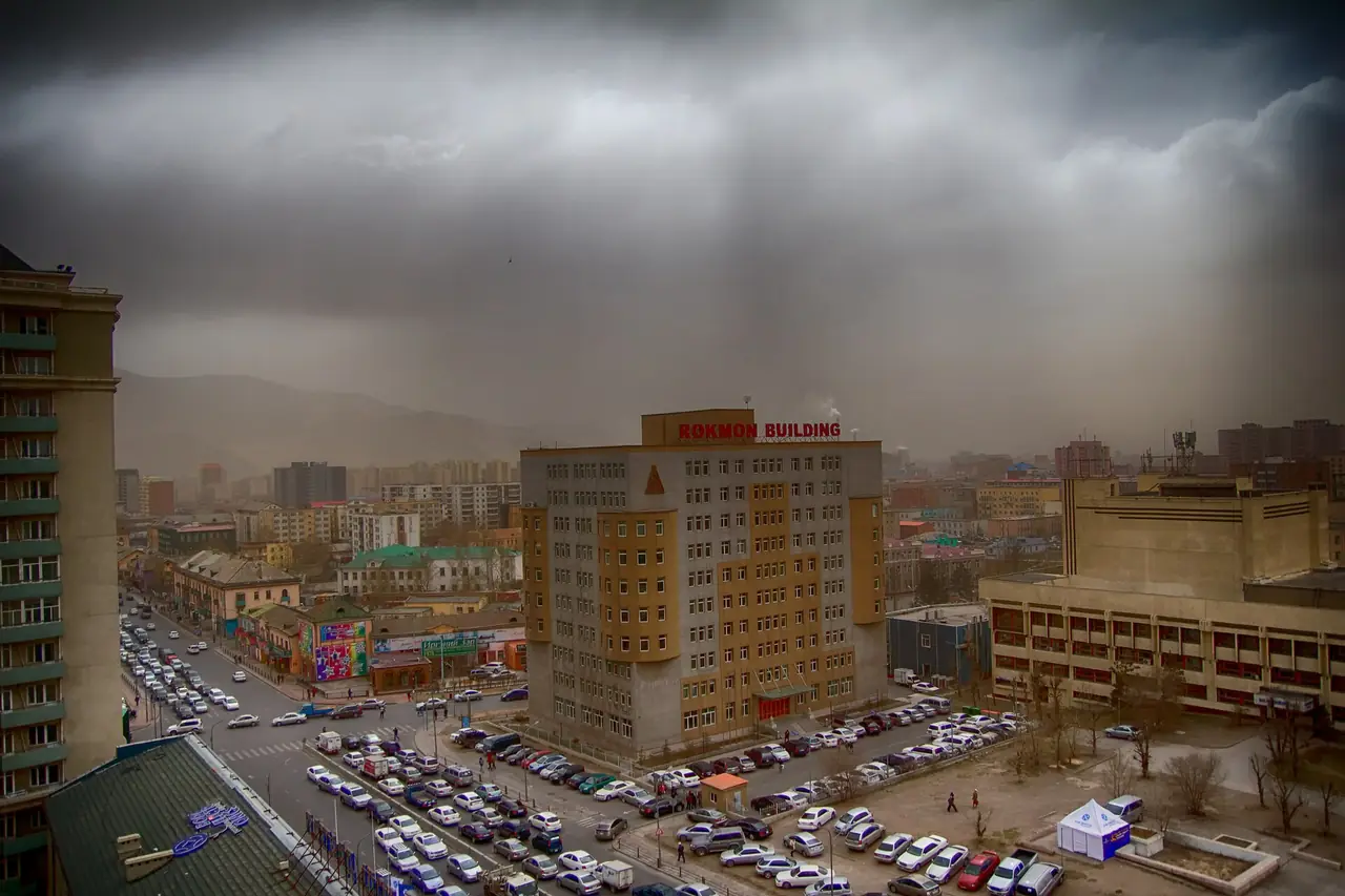 เมืองอูลานบาตอร์ถูกพายุลมและฝุ่นปกคลุมจนท้องฟ้ามืดและขุ่น ภาพชื่อไฟล์ Dust storm in Ulaanbaatar ไม่ระบุปีที่ถ่ายในคำบรรยาย ภาพถ่ายจาก Wikimedia Commons ผู้ถ่าย Bernie Anderson สัญญา CC BY 3.0