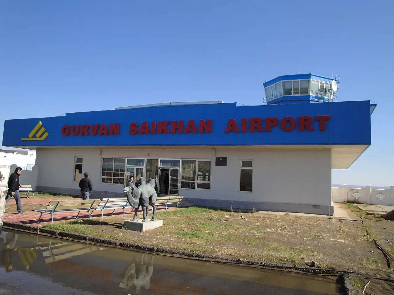 อาคารผู้โดยสารสนามบินกูร์วันไซคาน (Gurvan Saikhan Airport) ที่ดาลันซัดกาด มีรูปอูฐหน้าอาคาร ภาพถ่ายจาก Wikimedia Commons ผู้ถ่าย Kelapstick สัญญา CC BY-SA 3.0 ภาพเก่า ลักษณะอาคารอาจเปลี่ยน