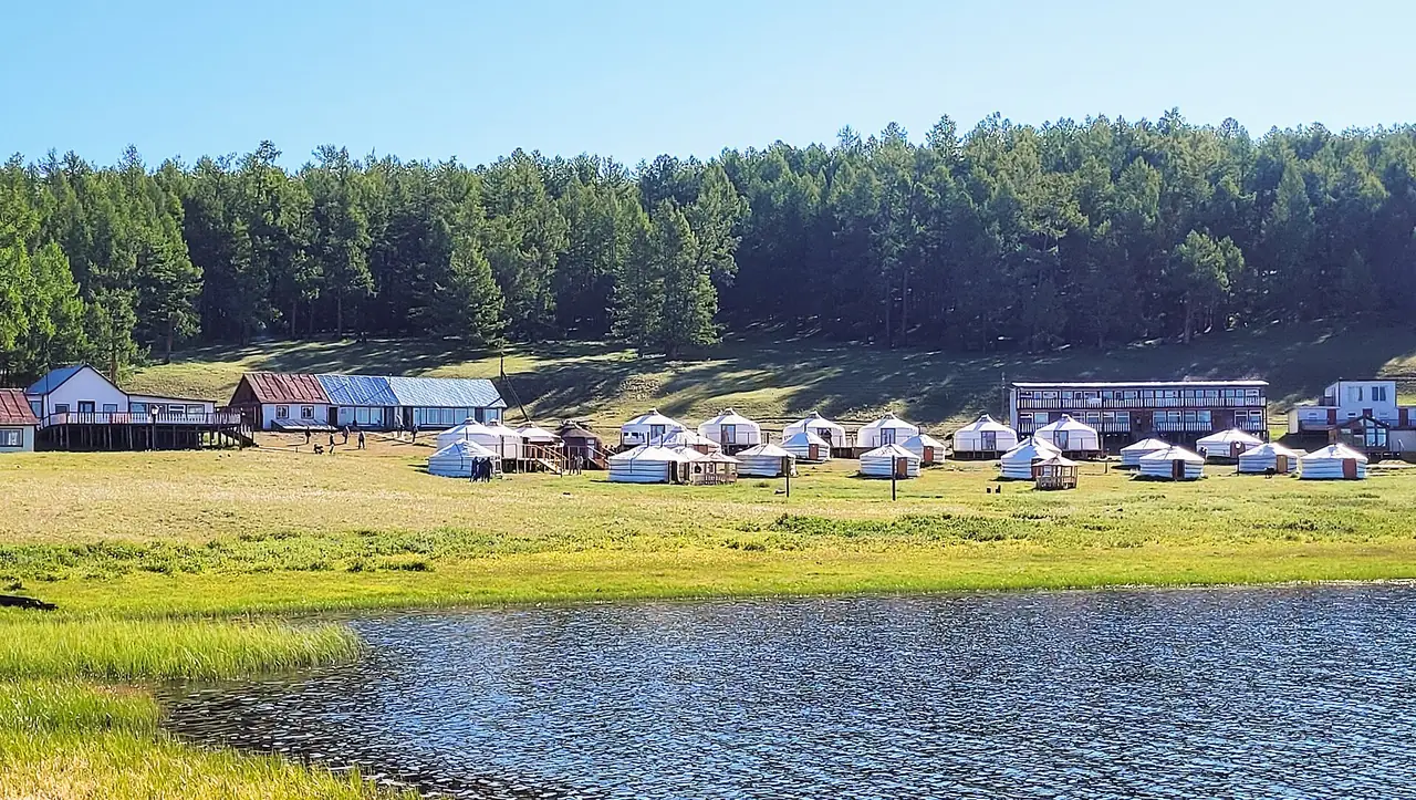 ค่ายพักเกอร์ริมทะเลสาบเล็กบนพื้นหญ้าหน้าป่าสน ภาพชื่อไฟล์ Alag Tsar Tourist Camp ซึ่งเป็นค่ายนักท่องเที่ยวริมฝั่งคุฟสกุล ภาพถ่ายจาก Wikimedia Commons ผู้ถ่าย Bernard Gagnon สัญญา CC0