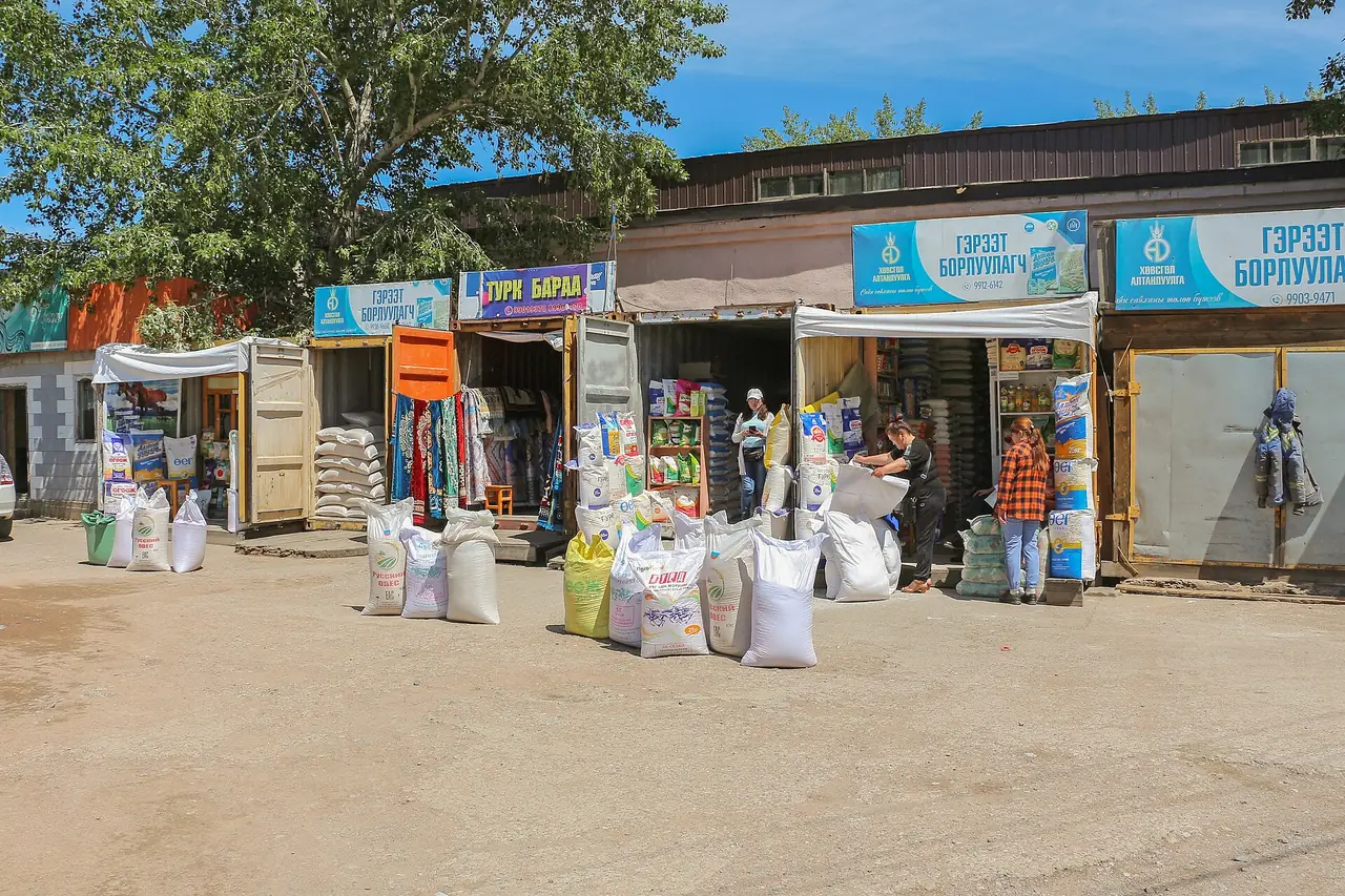 ตลาดกลางเมืองเมอรอน แผงสินค้าและกระสอบแป้ง ภาพถ่ายจาก Wikimedia Commons ผู้ถ่าย Bernard Gagnon สัญญา CC0 ภาพประกอบเมืองหน้าด่าน ไม่ใช่ตัวทะเลสาบ