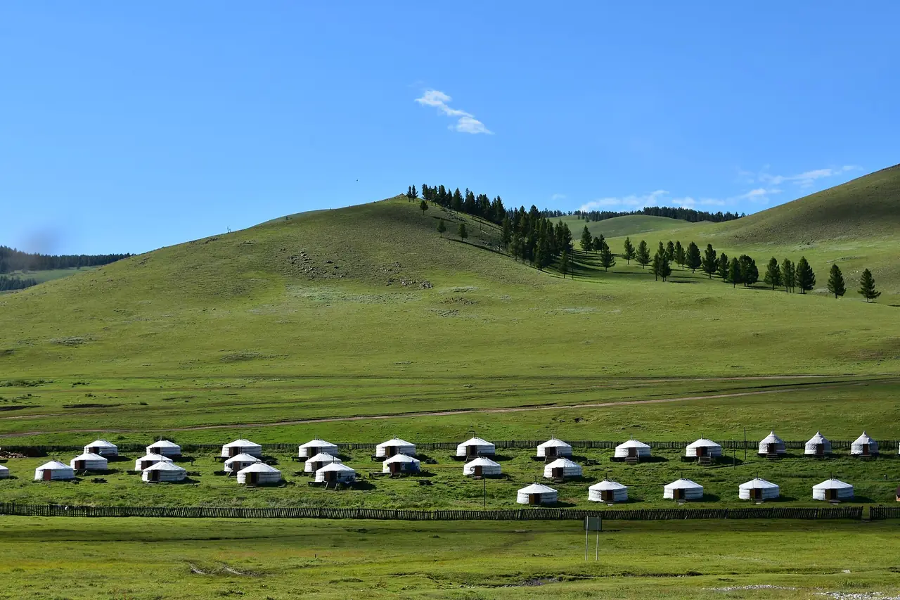 ค่ายเกอร์สีขาวบนเนินหญ้าในมองโกเลียกลางใกล้เซ็นเคอร์ ภาพชื่อไฟล์ Tourist camp in central Mongolia near Tsenkher Hot Springs ภาพจาก Wikimedia Commons ผู้ถ่าย Richard Mortel สัญญา CC BY 2.0 ไม่ใช่ภาพตัวบ่อน้ำพุร้อน