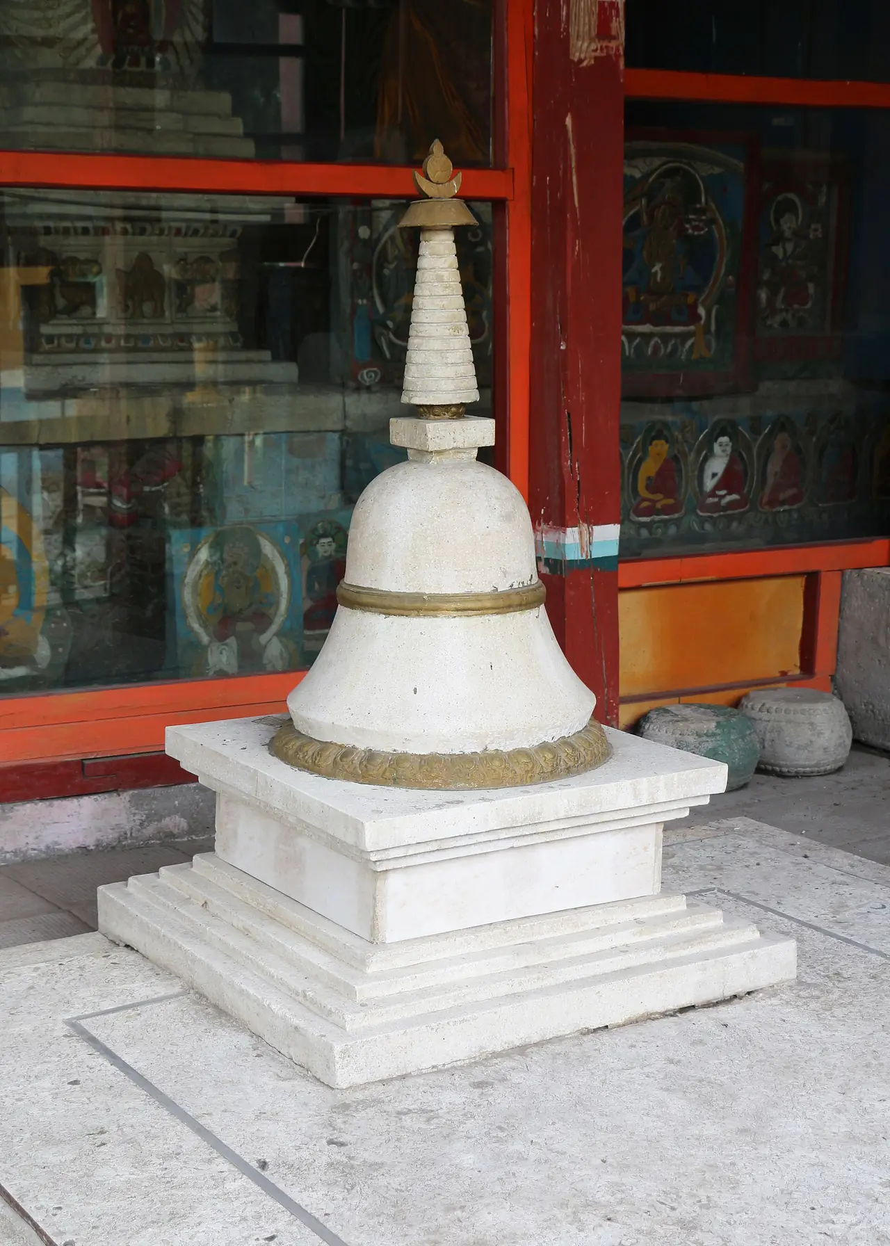 สถูปสีขาวทองประดับฐานหินข้างอาคารวัดกันดัน ภาพถ่ายจาก Wikimedia Commons ผู้ถ่าย Bernard Gagnon สัญญา CC0