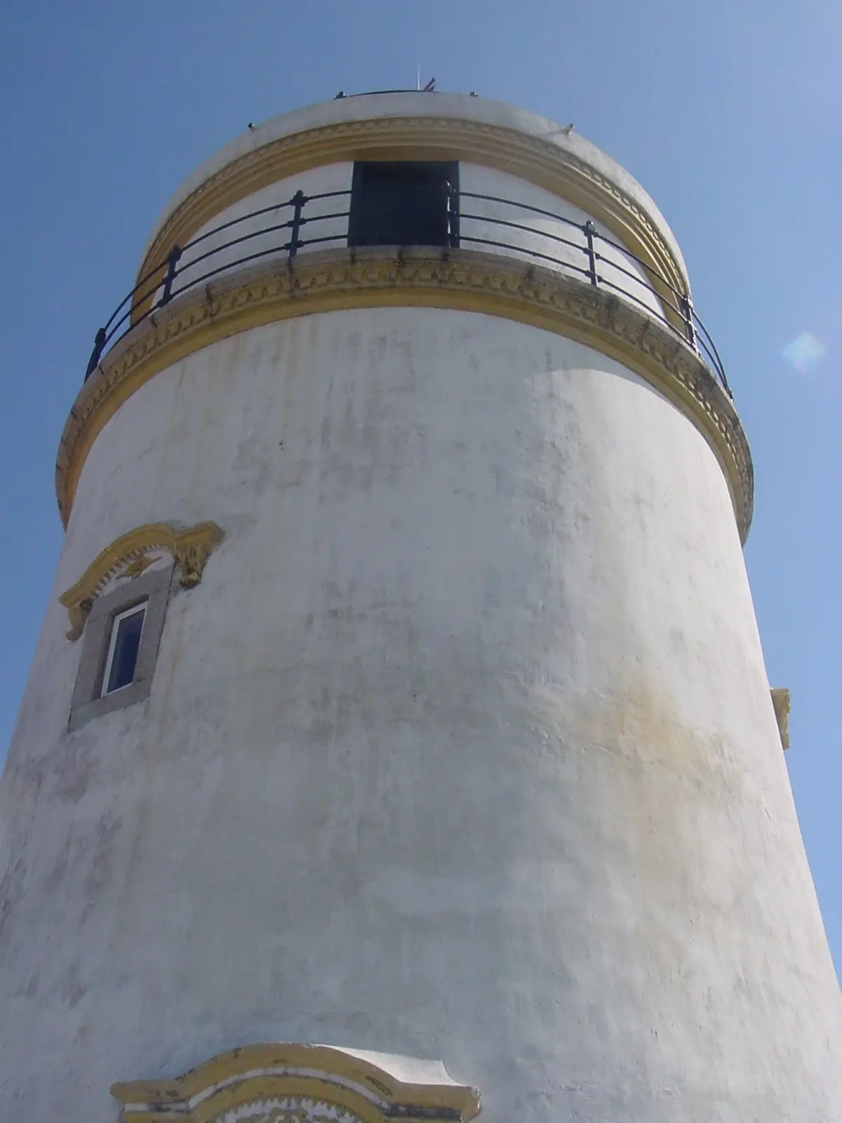 ประภาคารกีอาและกำแพงป้อม ภาพจาก Wikimedia Commons ผู้ถ่าย The Red Hat of Pat Ferrick สถานะสาธารณสมบัติ