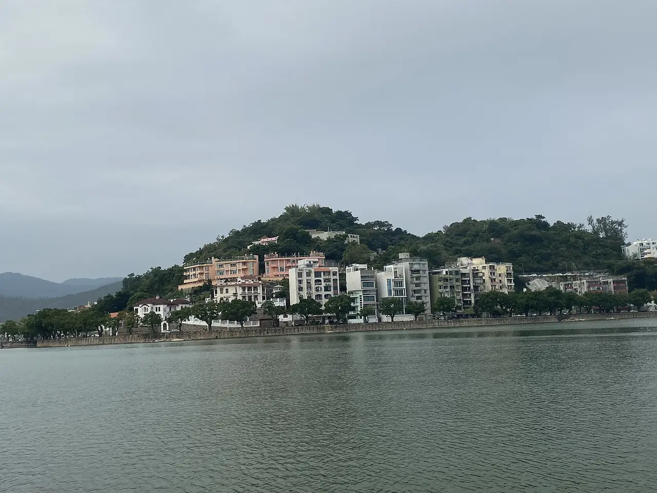ฝั่งทะเลสาบไซวานที่มองเห็นเนินเขาและอาคารริมน้ำ ภาพจาก Wikimedia Commons ผู้ถ่าย LN9267 ปี 2566 สัญญา CC BY-SA 4.0 เป็นภาพบรรยากาศ