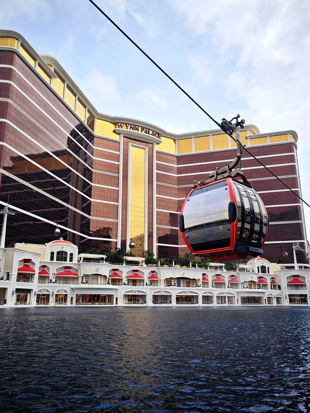 กระเช้า SkyCab เหนือ Performance Lake ของ Wynn Palace ภาพจาก Wikimedia Commons ผู้ถ่าย Qrzzzz ส.ค. 2568 สัญญา CC BY-SA 4.0