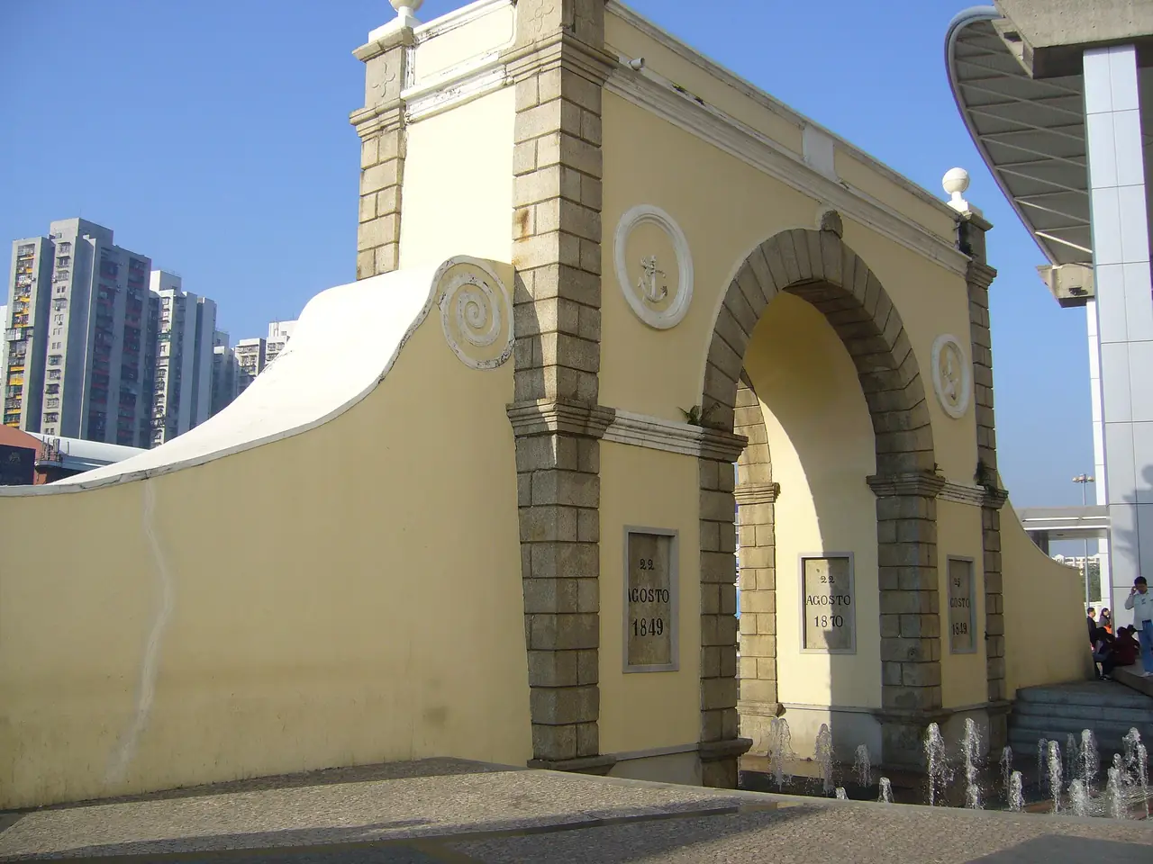 ประตูโค้ง Portas do Cerco บนคาบสมุทรมาเก๊า มีจารึกวันที่ 1849 ภาพจาก Wikimedia Commons ผู้ถ่าย Alanmak สัญญา CC BY-SA 3.0 ไม่ระบุปีถ่าย
