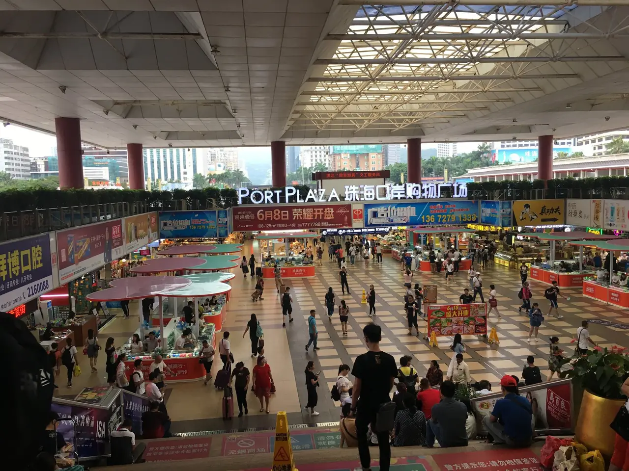 ลานห้างและทางเดินที่ Gongbei Port Plaza ภาพจาก Wikimedia Commons ผู้ถ่าย LN9267 มิ.ย. 2562 สัญญา CC BY-SA 4.0 เป็นภาพเก่า