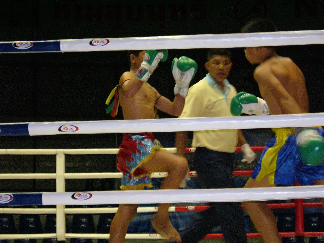 ภาพคู่มวยบนเวทีสนามมวยราชดำเนิน กรุงเทพ