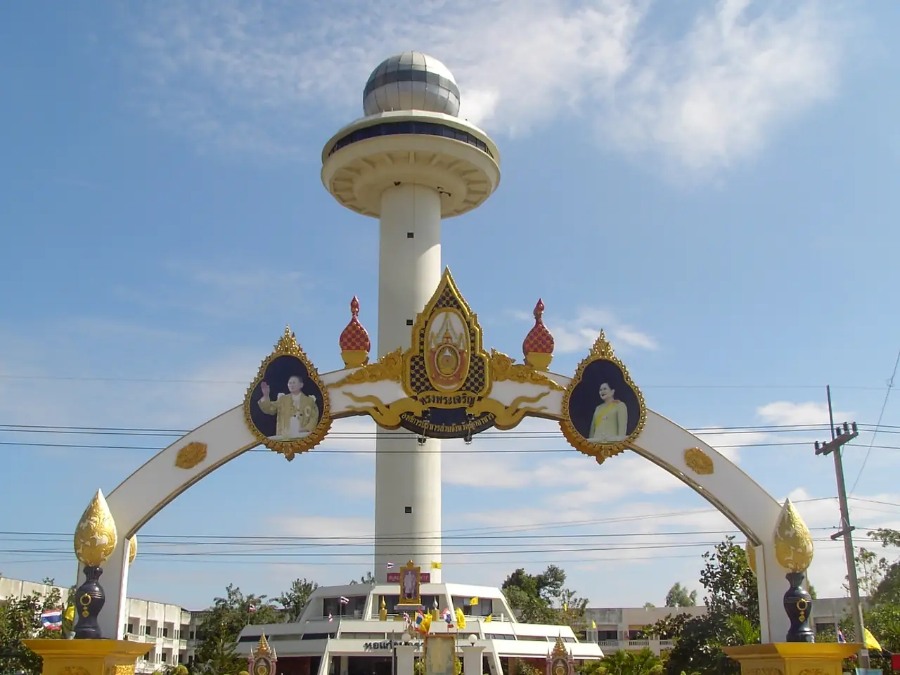 ซุ้มประตูและหอแก้วมุกดาหาร หอชมเมืองสูง 65.5 เมตร