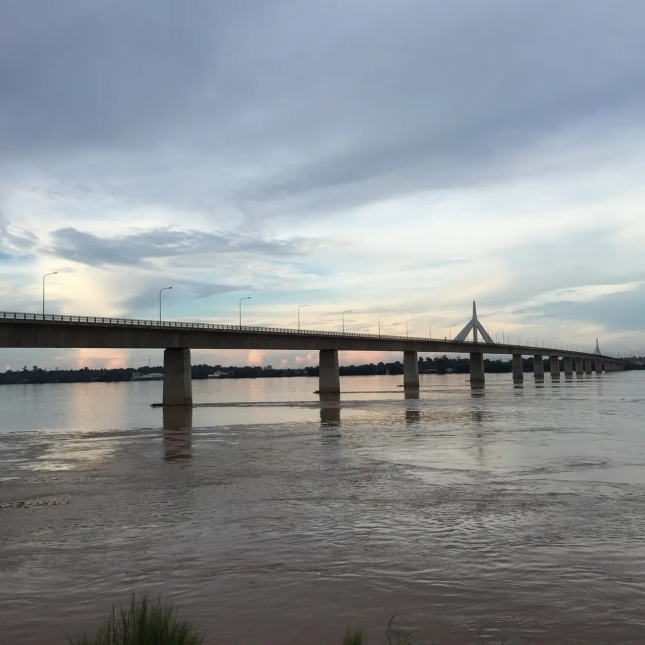 ภาพประกอบ มุกดาหาร: ข้ามแดนมุกดาหาร สะหวันนะเขต สะพานมิตรภาพที่ 2 ค่ารถ เวลา