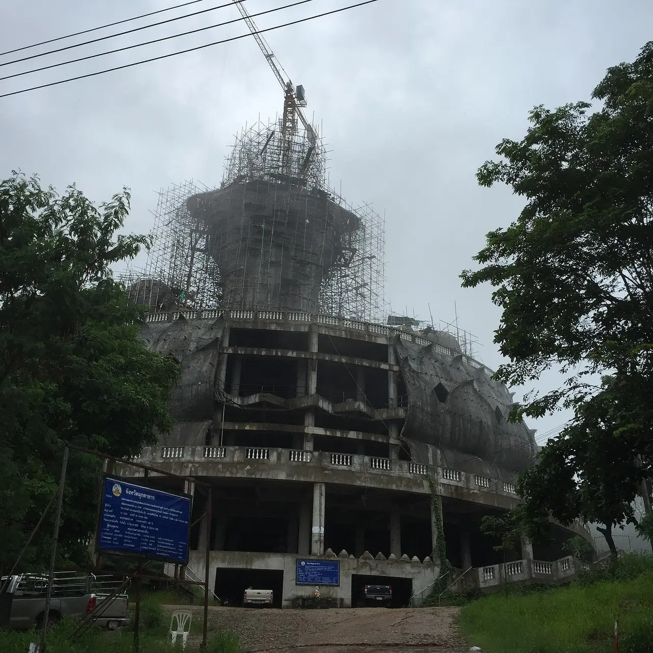 อาคารฐานของพระพุทธรูปขนาดใหญ่ขณะกำลังก่อสร้าง มีนั่งร้านและเครน ภาพของ ::::=UT=:::: จาก Wikimedia Commons ใบอนุญาต CC BY-SA 3.0 ตามชื่อไฟล์ถ่ายที่ ต.นาสีนวน เมื่อ 6 ส.ค. 2558 ไฟล์ไม่ได้ระบุชื่อวัด และวันนี้งานก่อสร้างน่าจะเสร็จแล้ว จึงใช้เป็นภาพประกอบเท่านั้น
